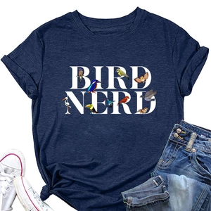 T-shirt en coton bleu marine imprimé Bird Nerd avec jean et baskets sur fond plat