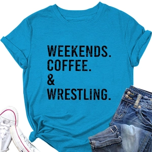 T-shirt blu lago in cotone con scritta Weekends Coffee & Wrestling e nodo laterale