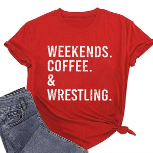 Dettaglio della maglietta rossa in cotone con stampa Weekends e jeans in denim blu