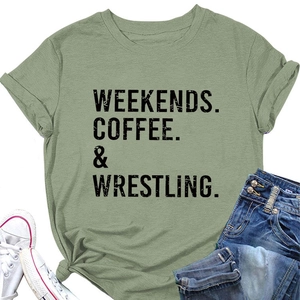 Dettaglio della t-shirt in cotone con stampa Weekends Coffee e nodo laterale alla moda