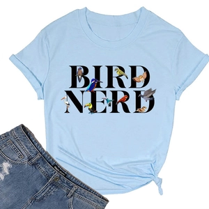 Détail d'un t-shirt bleu clair avec imprimé Bird Nerd et illustrations d'oiseaux colorés