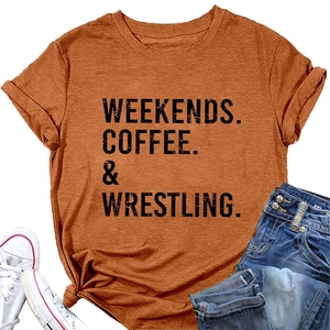 T-shirt terracotta con stampa Weekends Coffee & Wrestling e oggetti di scena casual