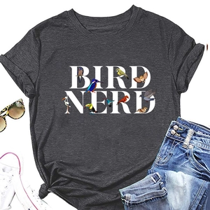 Détail d'un t-shirt en coton gris Bird Nerd avec illustrations colorées et texte blanc