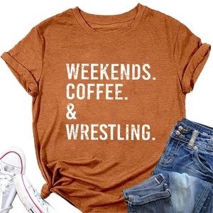 T-shirt color caramello con scritte Weekends Coffee e Wrestling su tessuto di cotone