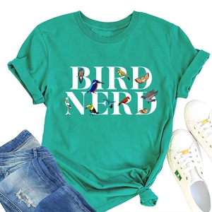 T-shirt Bird Nerd vert menthe à plat avec un jean bleu et des baskets blanches