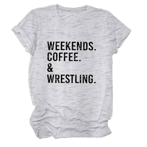 Dettaglio di una t-shirt grigia con stampa Weekends Coffee & Wrestling su sfondo bianco