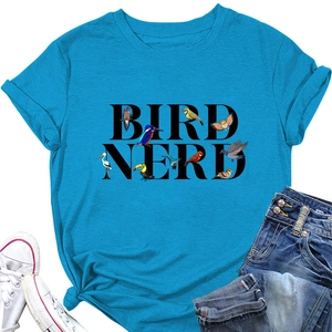 Détail de l'imprimé bird nerd sur t-shirt bleu sarcelle avec jean et chaussures