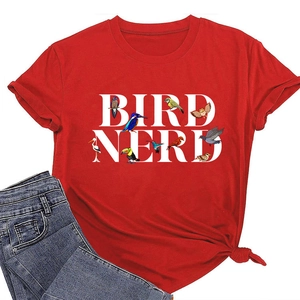 Détail de l'imprimé Bird Nerd sur un T-shirt rouge en coton avec dessins d'oiseaux