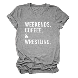 Dettaglio della maglietta grigia in cotone con stampa vintage Weekends Coffee & Wrestling