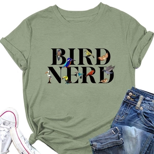 Détail à plat du t-shirt Bird Nerd avec illustrations d'oiseaux colorées sur tissu vert clair