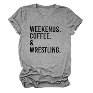 Dettaglio della t-shirt grigia in cotone con slogan vintage Weekends Coffee e Wrestling