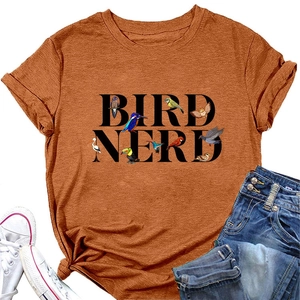 Détail de l'imprimé Bird Nerd sur t-shirt coton caramel avec illustrations d'oiseaux