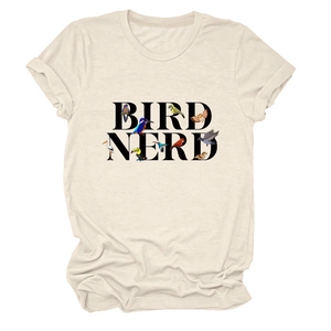 Gros plan de l'imprimé Bird Nerd avec oiseaux colorés sur un t-shirt en coton écru