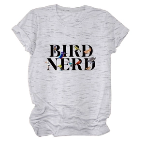 Gros plan du t-shirt gris Bird Nerd avec illustrations d'oiseaux colorés et coton mélangé doux