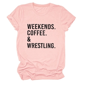 Dettaglio della maglietta rosa in cotone con stampa WEEKENDS COFFEE & WRESTLING