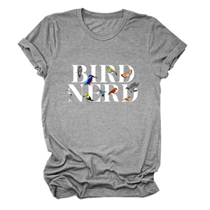 Détail du graphisme Bird Nerd avec oiseaux colorés sur t-shirt gris à col rond et manches courtes