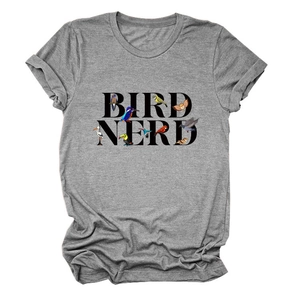 Détail macro de l'imprimé Bird Nerd sur un t-shirt gris à col rond et manches courtes