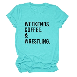 Dettaglio della scritta weekends coffee su una t-shirt in cotone color turchese
