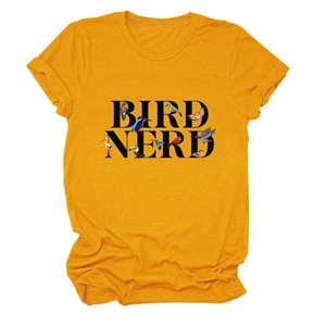 Détail du t-shirt jaune moutarde avec imprimé Bird Nerd et manches retroussées