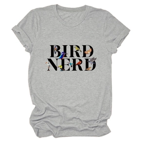 Détail de l'imprimé Bird Nerd avec illustrations d'oiseaux sur un t-shirt gris