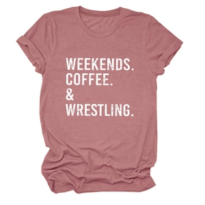 Dettaglio della t-shirt in cotone rosa polvere con stampa weekends coffee wrestling