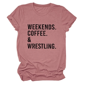 Dettaglio della maglietta in cotone malva con stampa testo Weekends Coffee & Wrestling