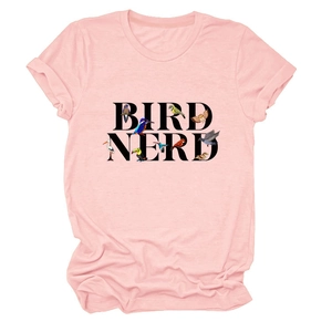 Détail du t-shirt rose Bird Nerd avec des illustrations d'oiseaux et un tissu en coton doux
