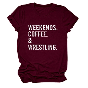 Dettaglio della stampa Weekends Coffee & Wrestling su t-shirt in cotone bordeaux