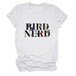 Détail d'un t-shirt blanc en coton avec texte Bird Nerd et illustrations d'oiseaux colorés