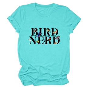 Gros plan de l'imprimé Bird Nerd sur t-shirt turquoise avec motifs d'oiseaux colorés