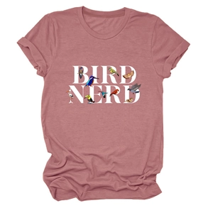 Détail de l'imprimé Bird Nerd sur un t-shirt en coton rose poudré doux à col rond et manches