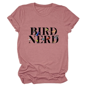 Détail du t-shirt Bird Nerd rose poudré avec illustrations d'oiseaux colorées et texte
