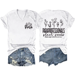 Vue avant et arrière du t-shirt floral à col en V et du short en jean bleu usé