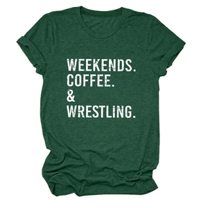 Dettaglio della maglietta in cotone verde scuro con stampa Weekends Coffee bianca