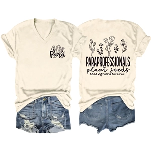 Détail du t-shirt col V avec imprimés de plantes et short en jean vieilli à plat