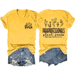Détails de l'imprimé floral et du slogan paraprofessionnel sur un t-shirt jaune col V