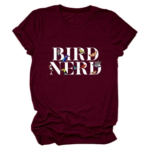 Gros plan du slogan Bird Nerd et illustrations d'oiseaux sur un t-shirt en coton bordeaux