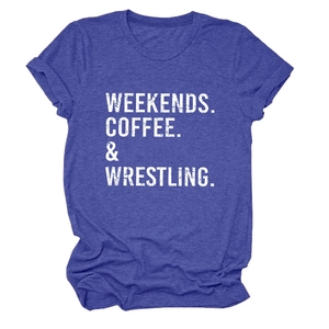 Dettaglio della maglietta blu in cotone mélange con testo vintage Weekends Coffee