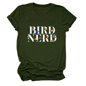 Gros plan de l'imprimé Bird Nerd avec oiseaux colorés sur un T-shirt en coton vert armée