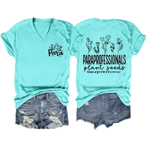 Détail d'un t-shirt col V vert menthe avec imprimé floral et short en jean assorti