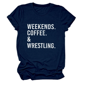 Dettaglio della t-shirt in cotone blu navy con stampa bianca e maniche risvoltate