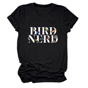 Détail de la texture en coton et du motif graphique Bird Nerd coloré sur le t-shirt noir