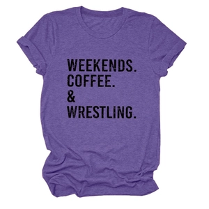 Dettaglio t-shirt viola a girocollo con stampa Weekends Coffee & Wrestling