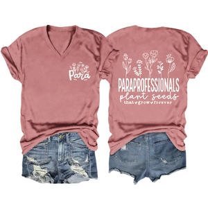Détail du t-shirt rose à col en V avec imprimé floral et short en jean effiloché