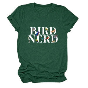Détail montrant la texture des fibres et l'imprimé Bird Nerd sur un t-shirt vert foncé