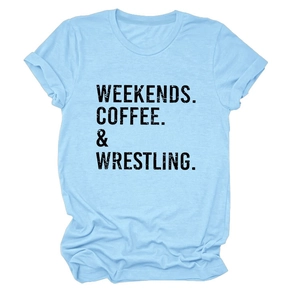 Dettaglio della maglietta in cotone celeste con stampa Weekends Coffee Wrestling nera