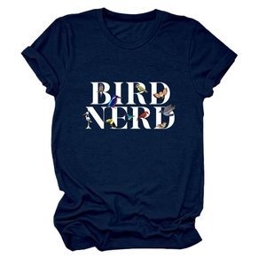Détail de l'imprimé Bird Nerd sur le tissu du t-shirt bleu marine à col rond