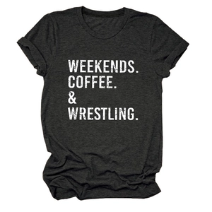 Dettaglio della t-shirt grigio scuro a girocollo con stampa vintage Weekends Coffee