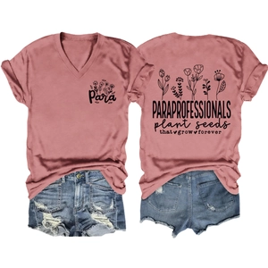 Gros plan d'un t-shirt rose col en V avec imprimé floral et short en jean bleu