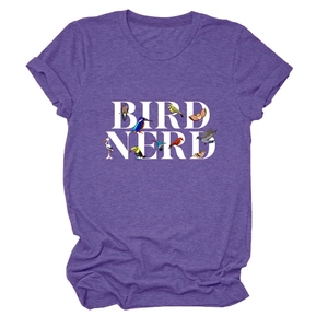 Détail de l'imprimé Bird Nerd sur t-shirt violet avec illustrations d'oiseaux colorés